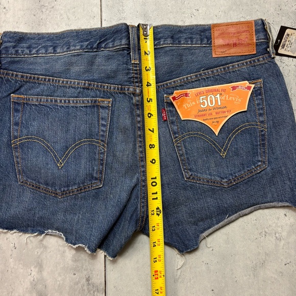 NEW LEVI'S 501 Denim Jean Shorts Women's Button Fly Hem Fray Medium Wash Size 31 - Picture 6 of 8
